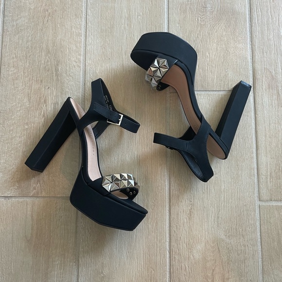 NWT Chinese Laundry Arnette Studded Platform
Sandal - Picture 6 of 12